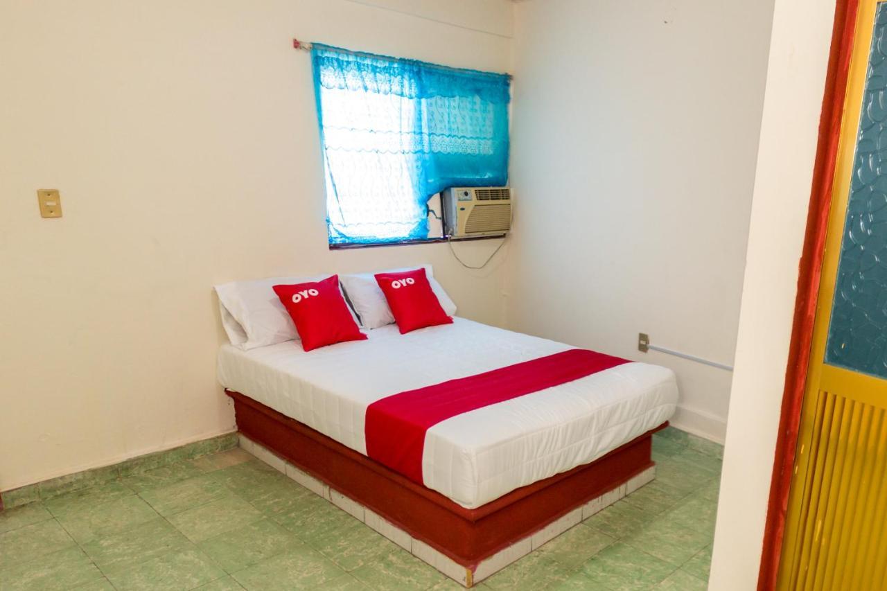 Oyo Hotel Rubi Сиуатанехо Экстерьер фото