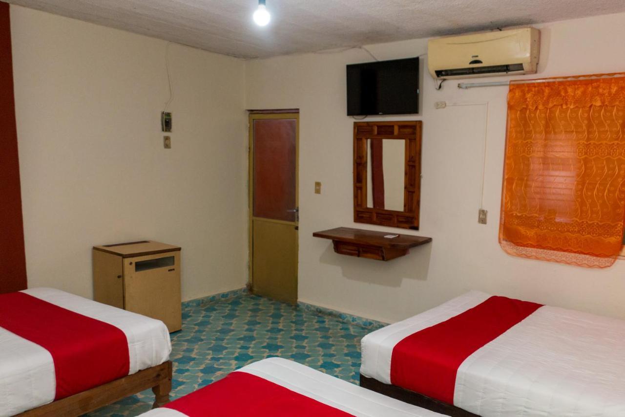Oyo Hotel Rubi Сиуатанехо Экстерьер фото