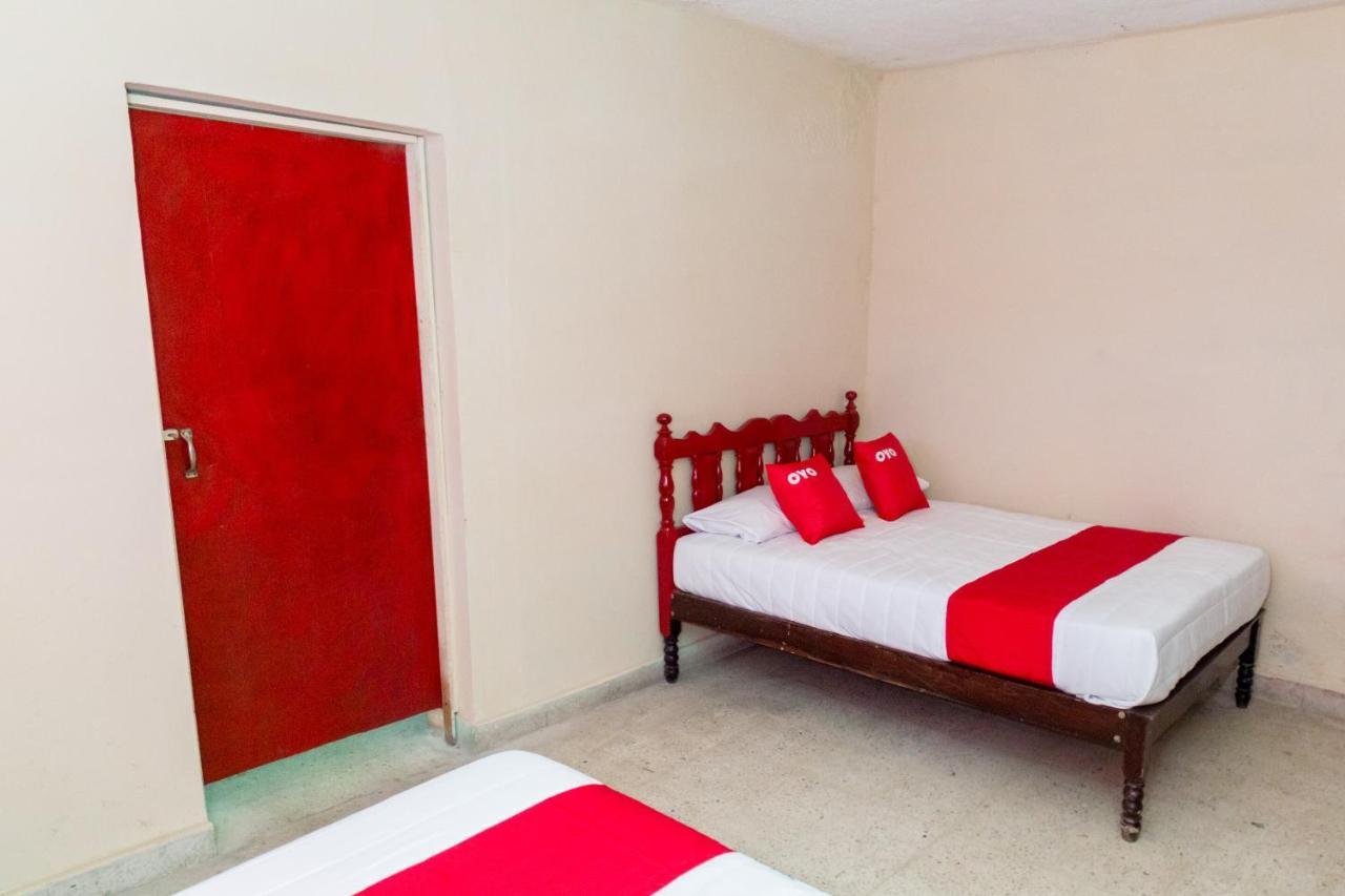 Oyo Hotel Rubi Сиуатанехо Экстерьер фото